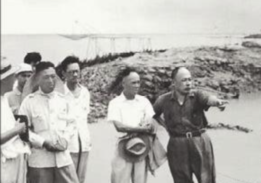 解放战争时，陈毅正想作战计划，通信员忽送来急电。陈看后大喜：薛岳这是给我们当参谋