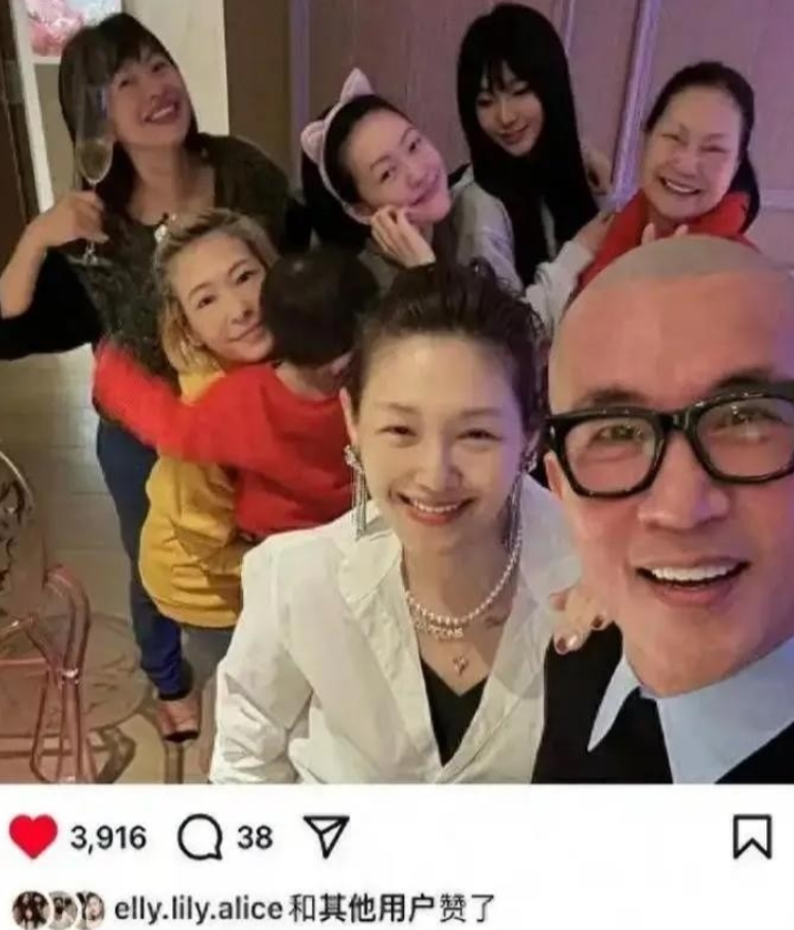 曝大S具俊晔带三胎跨年，2岁儿子羞涩躲镜头，网友：为爱情太拼了！