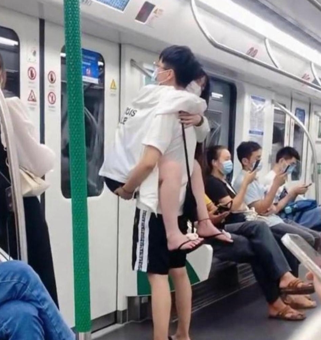 在地铁的车厢里看到了这样一幕，一对儿小情侣正是在热恋期