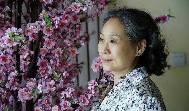 60岁被亲儿子带入演艺圈，73岁成“百亿老太”，现在比儿子还要红（六旬老人被儿子赶出家）-第23张图片-九妖电影
