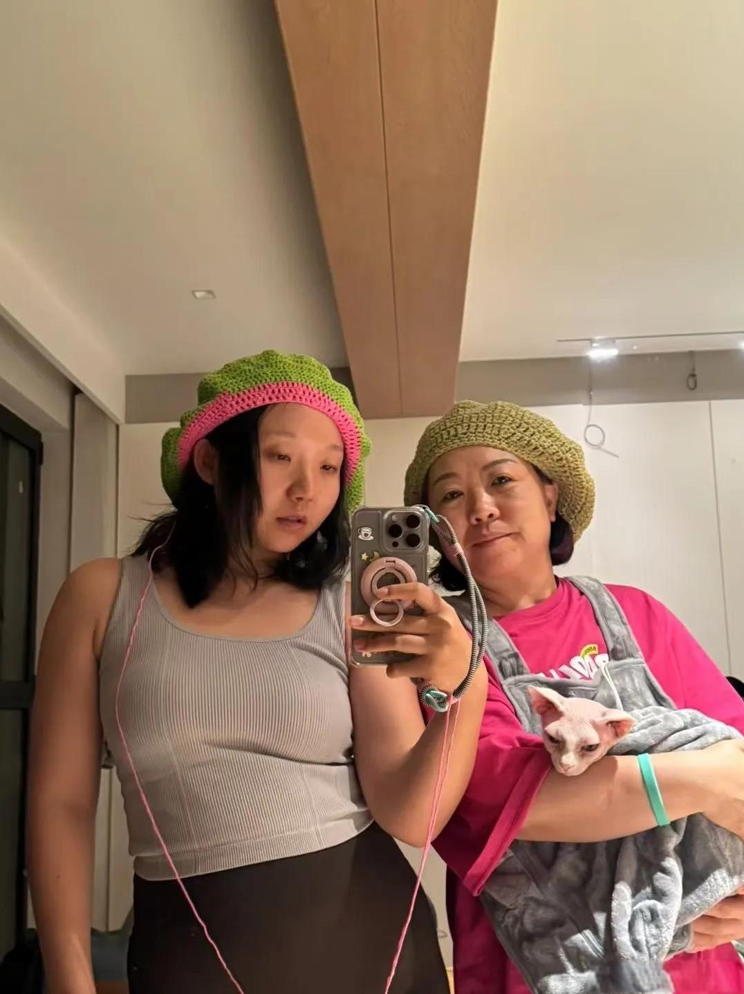 《六姊妹》老六“何家喜”与亲妈的合影，可比《六姊妹》的妈妈看起来好相处，现实中的