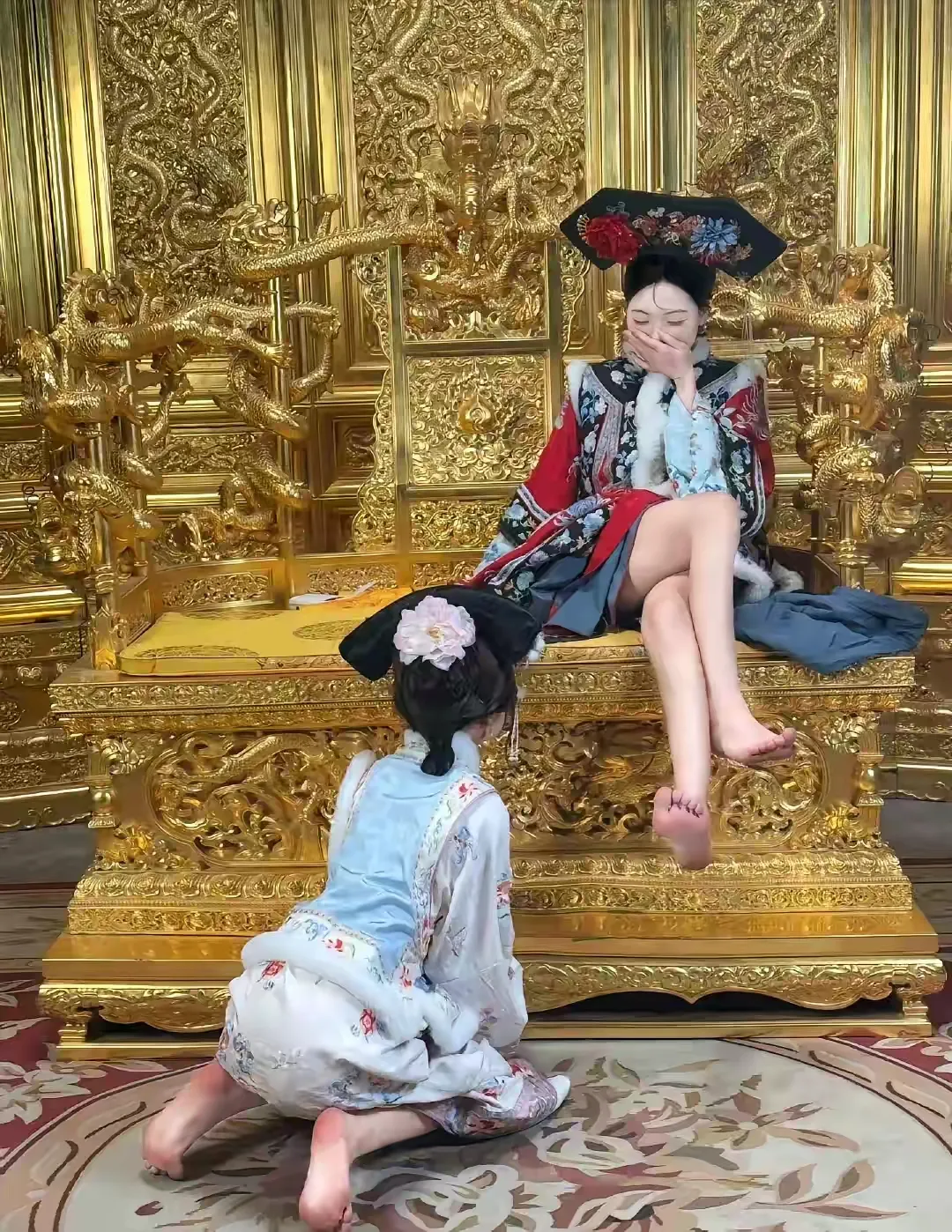 坐着的那个美女，你笑啥呢？