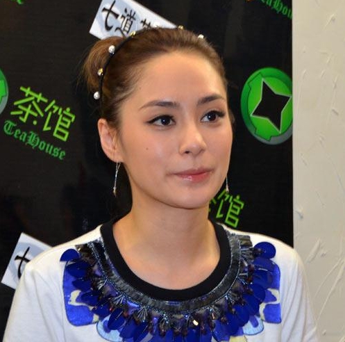 阿娇确实傻的很天真！

2013年，阿娇在接受采访的时候，被记者问了一个很犀利的