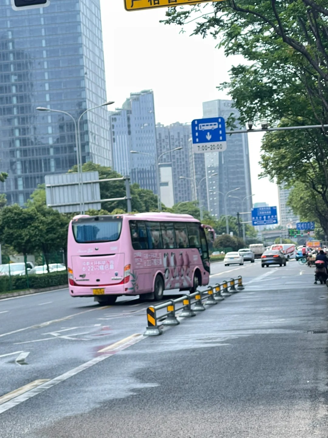 我竟然在东大路发现了她！女明星啊
你们猜我在东大路发现什么？竟然是loopy！我