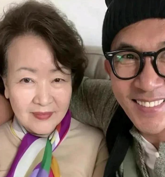具俊晔老妈那叫一个通透！大S一走，她就跟没事人一样，啥都不往外说。之前接受采访的