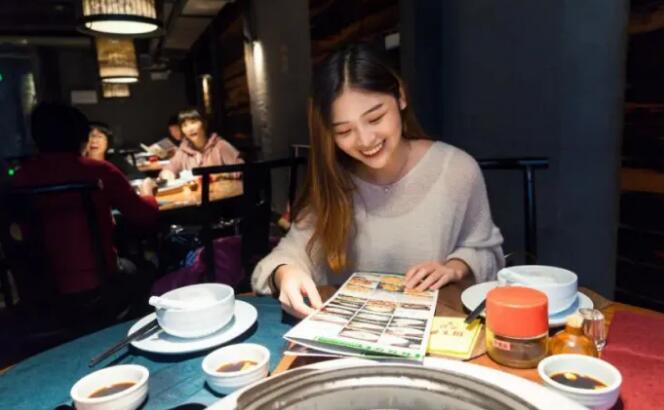 长见识了，我今年42岁，相亲了1位35岁在银行工作，年入20万的女孩，我们去巴奴