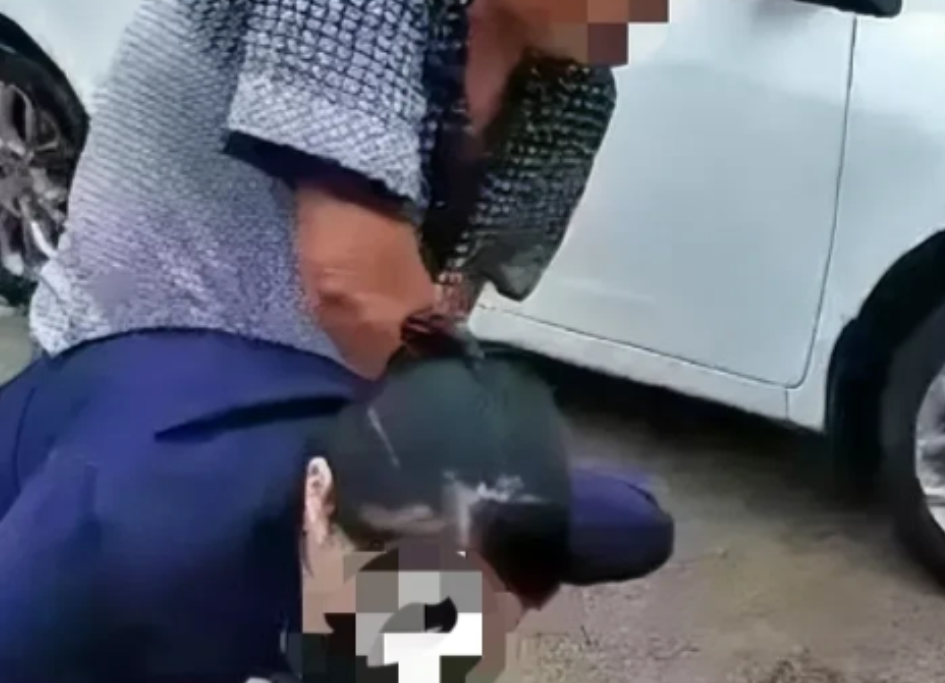 2022年江西，一大爷出门遛弯，恰巧看见儿媳与一名陌生男子手牵手从公园里出来，认
