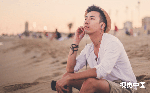 别人跟霸道总裁强制爱，我的意中人会身穿旺仔服，脚踩切尔西，骑着鬼火来接我。