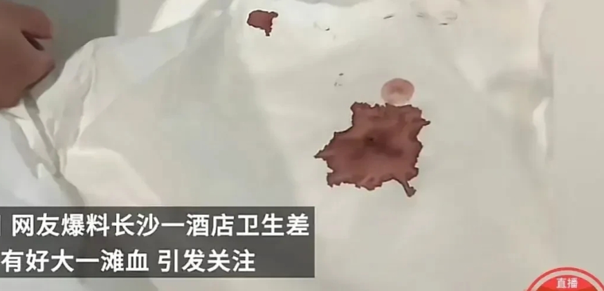 湖南长沙，一女子和男友入住酒店后，男友在客房内向女子进行了求婚，随后二人愉快的度