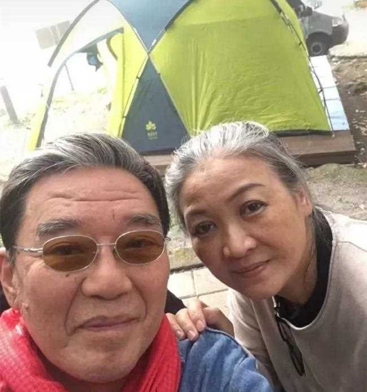 李立群刚处理完91岁老母亲的后事，他的妻子就扑在他怀里痛哭起来，妻子开始数落他母