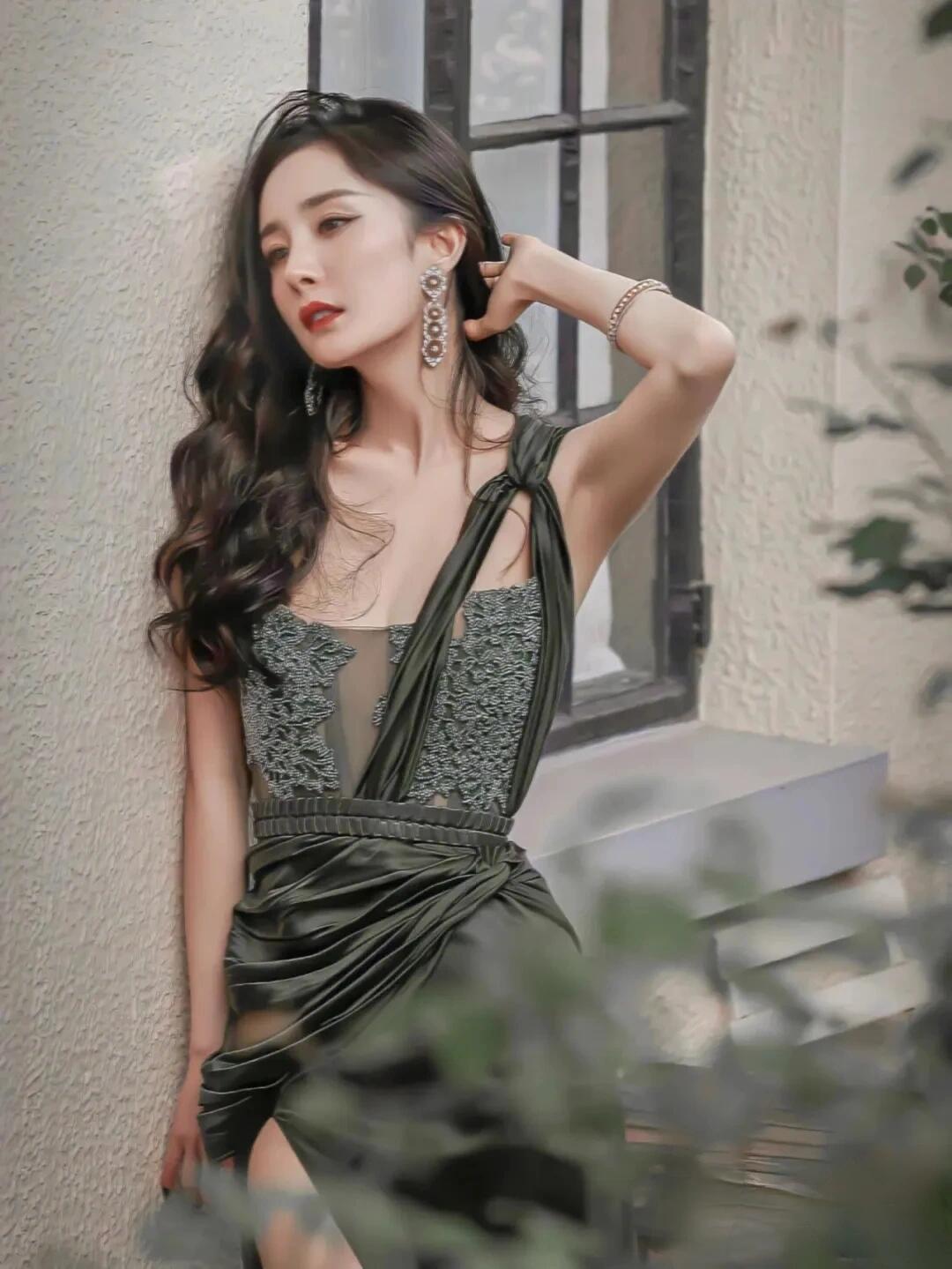 杨幂是一个多才多艺、充满魅力的女性