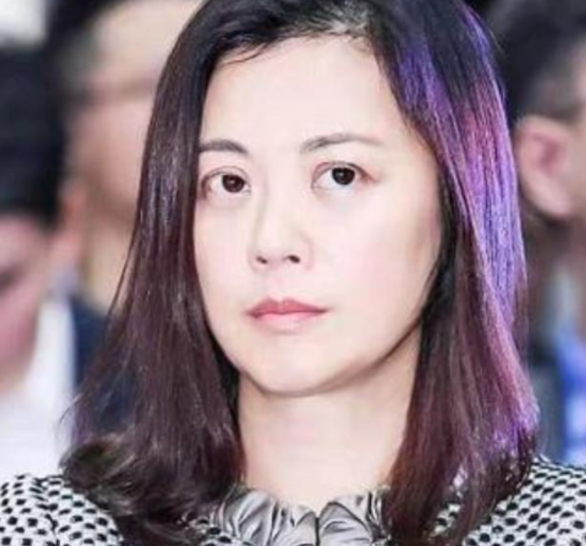 2004年，央视美女主持姜丰，嫁给英国富商，并且坚决放弃国籍，希望过上豪门贵妇生