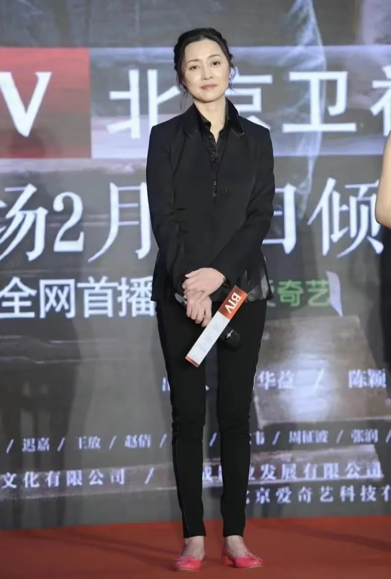 她是谁大家认识吗？

她从来都不会像其她的一些知名女演员一样打扮的花枝招展,一直