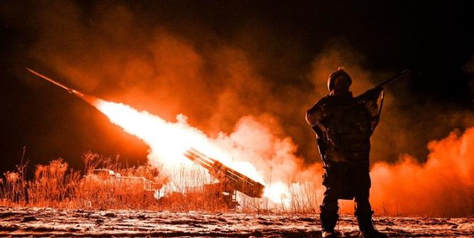 乌克兰上空飞着8发俄罗斯导弹，但是乌军连1枚“爱国者”拦截弹也没有，这就是基辅现