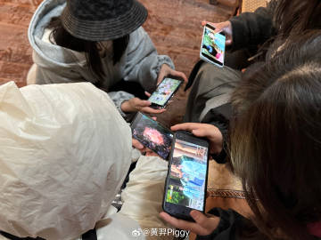 #与凤行# 今日kpi完成✅
主线任务：把剧组人全部变成 i凤～
快来跟🪷小荷