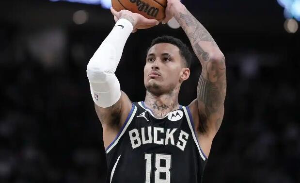 雄鹿104-101险胜奇才。赛后，库兹马受访称比赛奇怪，因字母哥18分钟6犯离场