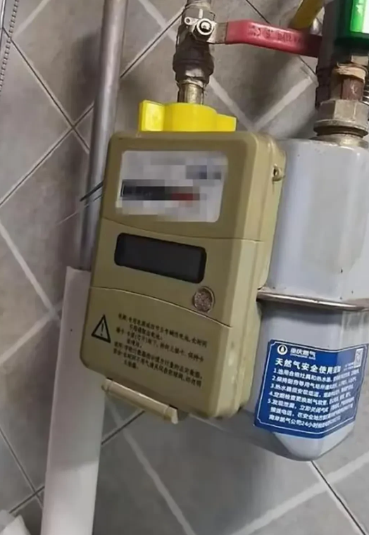 重庆，男子连着3天发现，家里的天然气表和管子一直抖个不停，他担心发生事故出人命，
