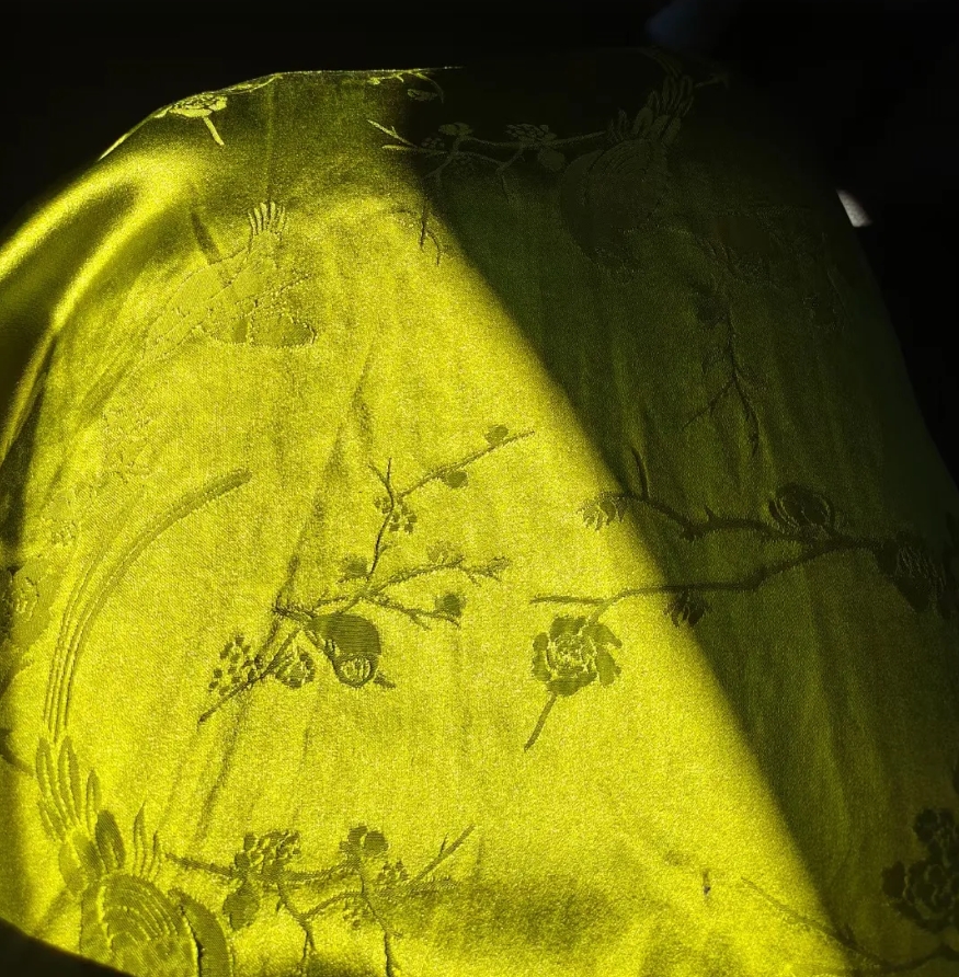 买衣服是买贵的多穿几年，还是买便宜的年年换？
     年轻的时候不用说，买的自