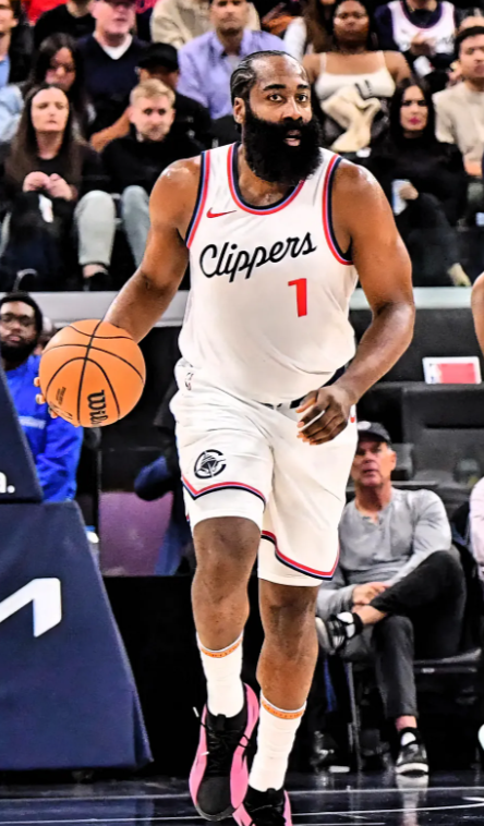 11月6号大上午，NBA快船队传来2条消息

1，随着快船破天荒的在主场取得首胜