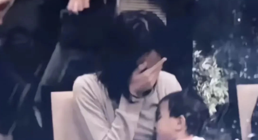 这是王菲最绝望的时刻，母亲离世、爱人背叛、孩子还小，她一边开演唱会一边要带着年幼