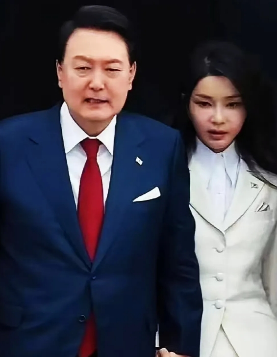 12月23日，韩国宪法法院做出了尹锡悦弹劾案的最终裁定，认为尹锡悦的弹劾文件有效