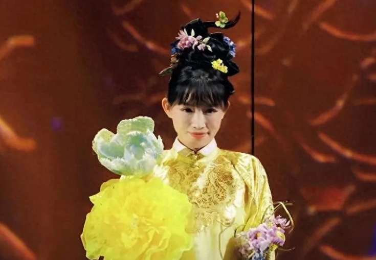 家人们，谁看春晚了？开场视觉秀表演时，我直接被李子柒惊艳到了！她首次登上总台春晚