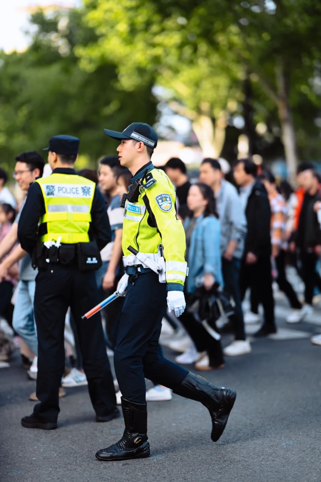 上海街拍｜不是！上海警察这么帅的吗
果然是颜值高的都上交给国家了