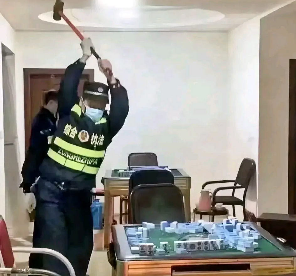 广东佛山一女子在打了一夜麻将后，输掉了10.8万元，心中充满了愤怒和不满。她怀疑