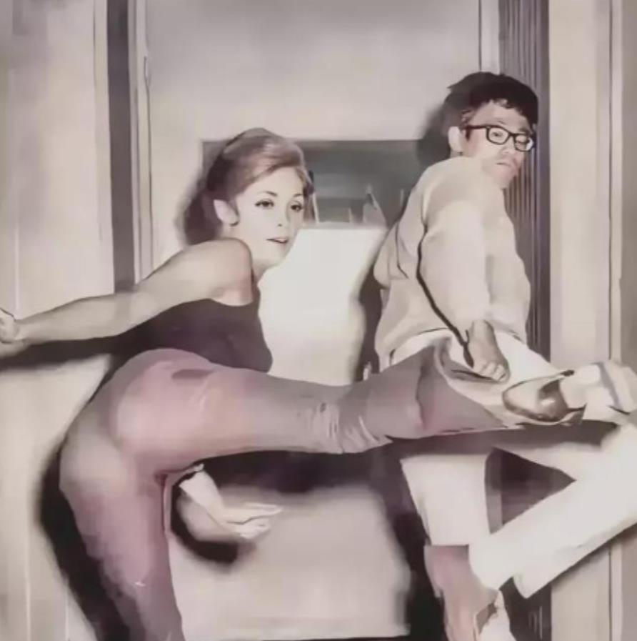 1968年，绝色女星莎朗·塔特聘请年轻帅气的李小龙，当自己的私人教练，李小龙时常