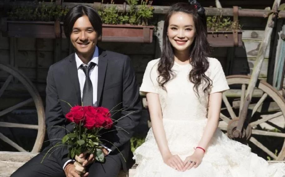 舒淇的婚纱约3000元。
张馨予的婚纱约5万。
昆凌的婚纱约30万。
杨颖的婚纱