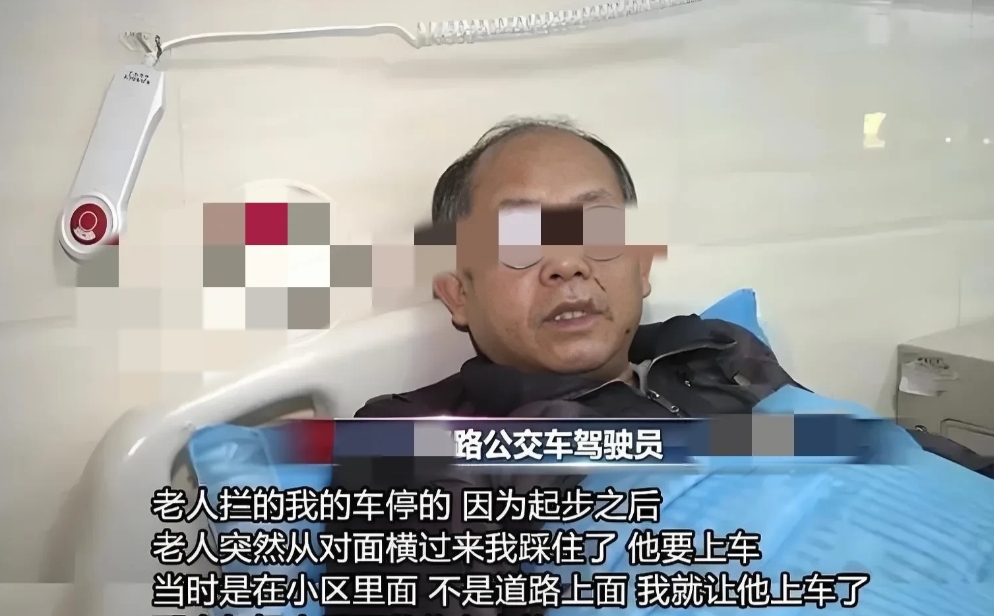 湖南长沙，公交车刚驶出站，一对父子在前面拦车，司机停下后俩人上来，司机再次启动了
