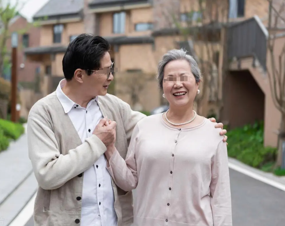 “这就是同居不领证的下场？”江苏南通，51岁老伯离婚后，和一名大妈共同生活。同居