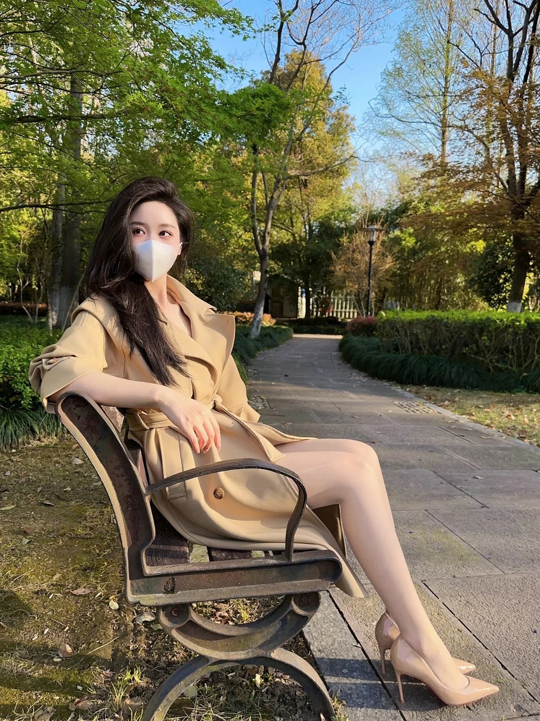 公园偶遇大长腿美女，这身风衣时尚大气