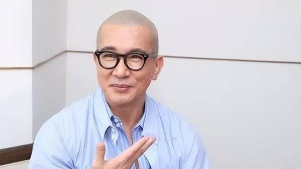 具俊晔在周杰伦潮牌发布会上打碟，故意点开手机，网友发现是大S