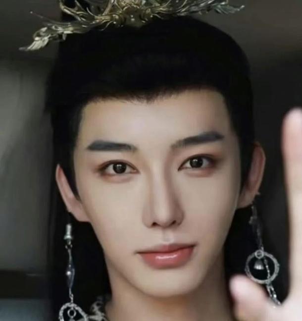 于正签的一位男演员。
这颜值你怎么看？
我觉得他长得太阴柔了呢？
这样的演员去演