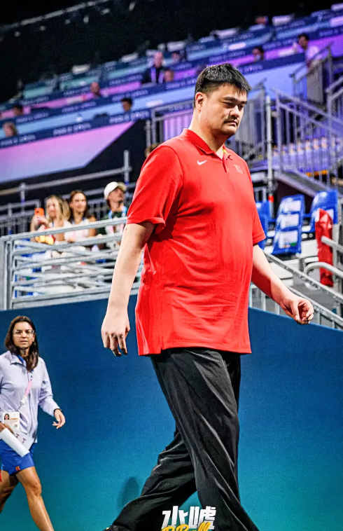 姚明辞职后，他可以选择做更多。

1，第一，创办训练营，换个方式到基层去，为中国