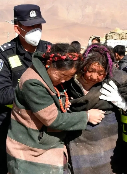 西藏地震，亲历者讲述:

卓玛，地震时，卓玛正在定日县珠峰三路三楼的家中睡觉，睡