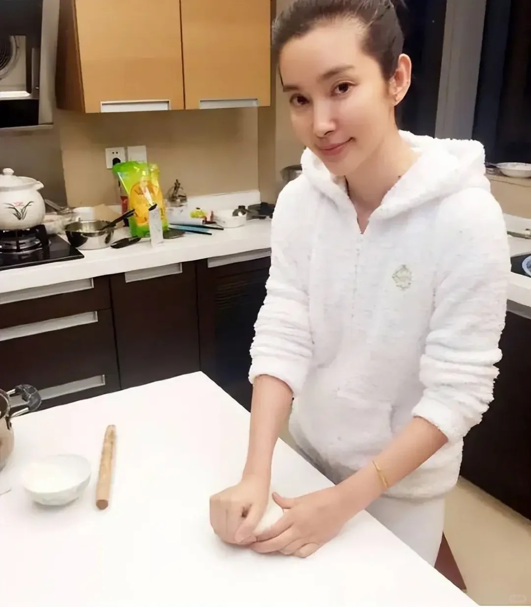 一次，李冰冰出10万块到处招聘保姆。一个女人信心满满前来应聘，谁知，她只洗了一下