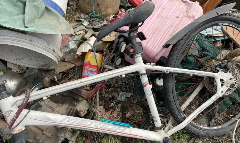 我今天去废品站卖废品，你们猜我看到了什么？竟然有一辆美利达勇士 500d！这可是