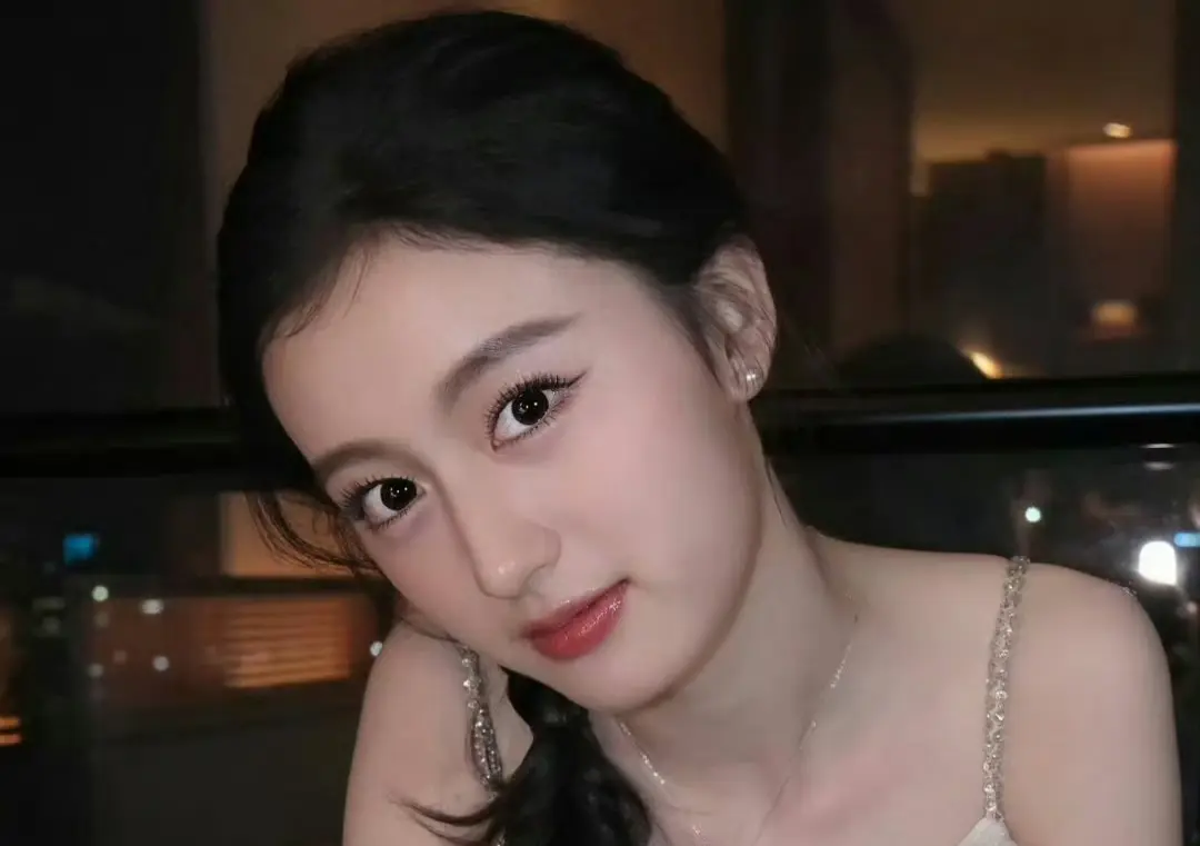 同样都是巴掌大的小脸，谁的更精致好看呢
