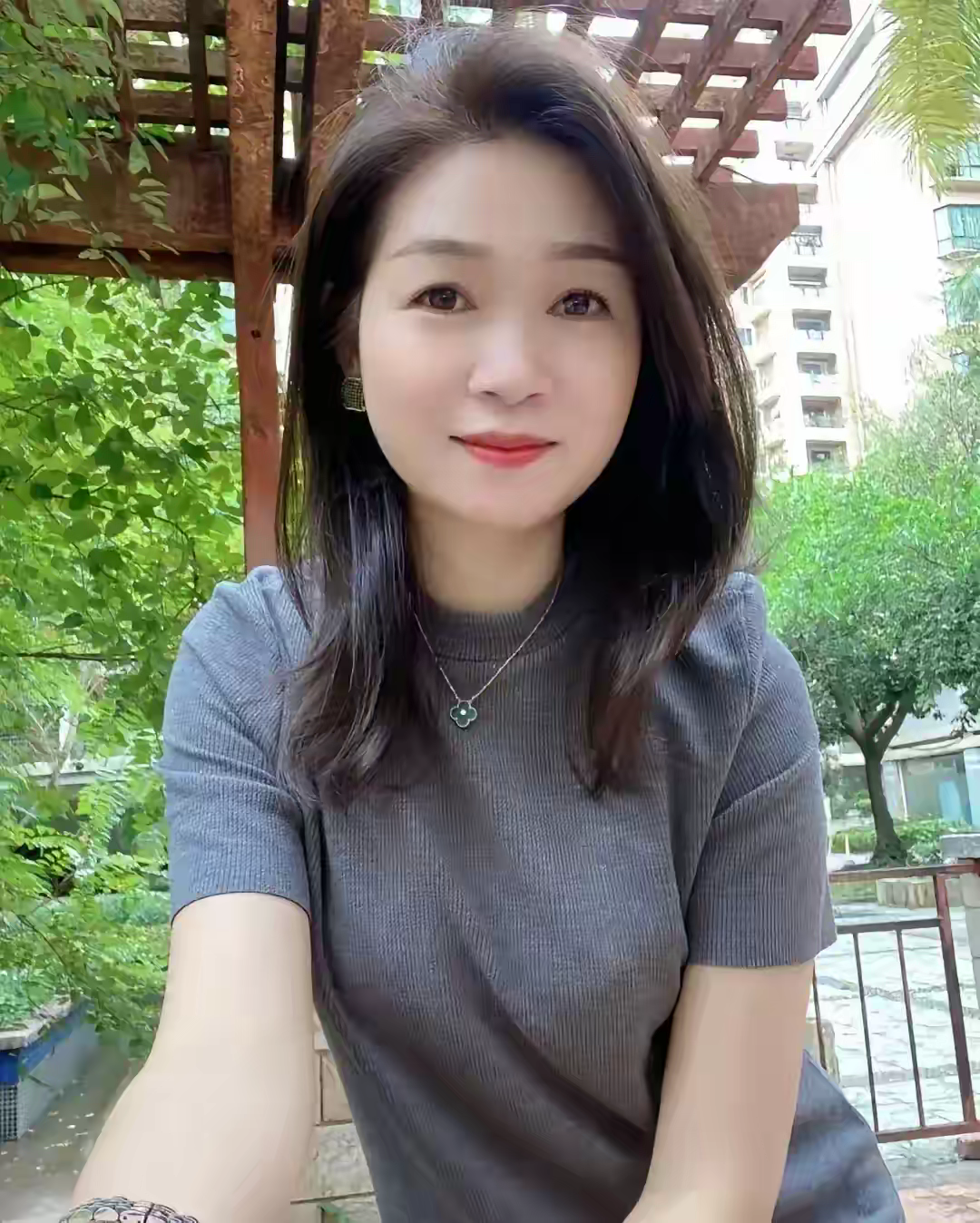 我有一处房子租给了一位上大学的女大学生，今天上门收租，敲门没反应，当我打开门时，