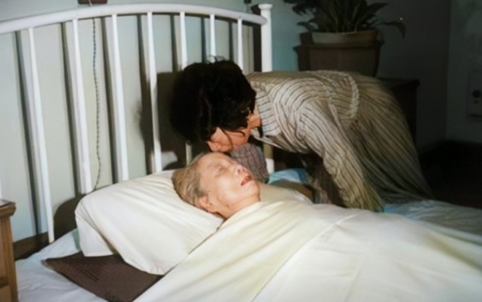 1992年，邓颖超因病逝世。镜头下的她躺在病床上，仿佛深深沉睡一般。而她的秘书赵