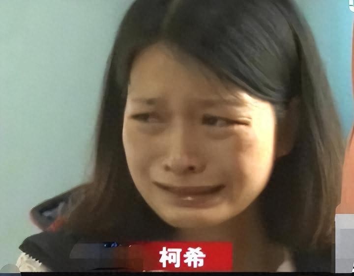 柯希是一位来自武汉的普通女子，却面临着一个异常艰难的决定：救弟弟还是保住腹中的双