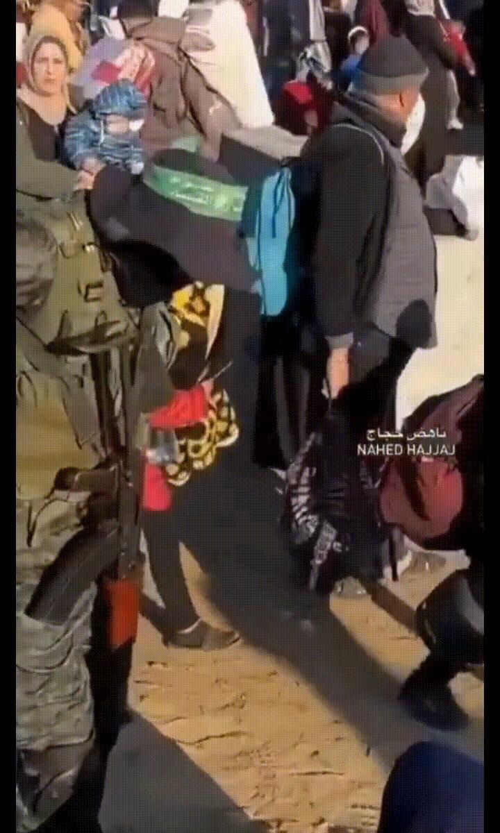 眼见为实！哈马斯卡桑旅士兵一个举动，让人们重新审视一些人的认知。
在加沙尼扎里姆