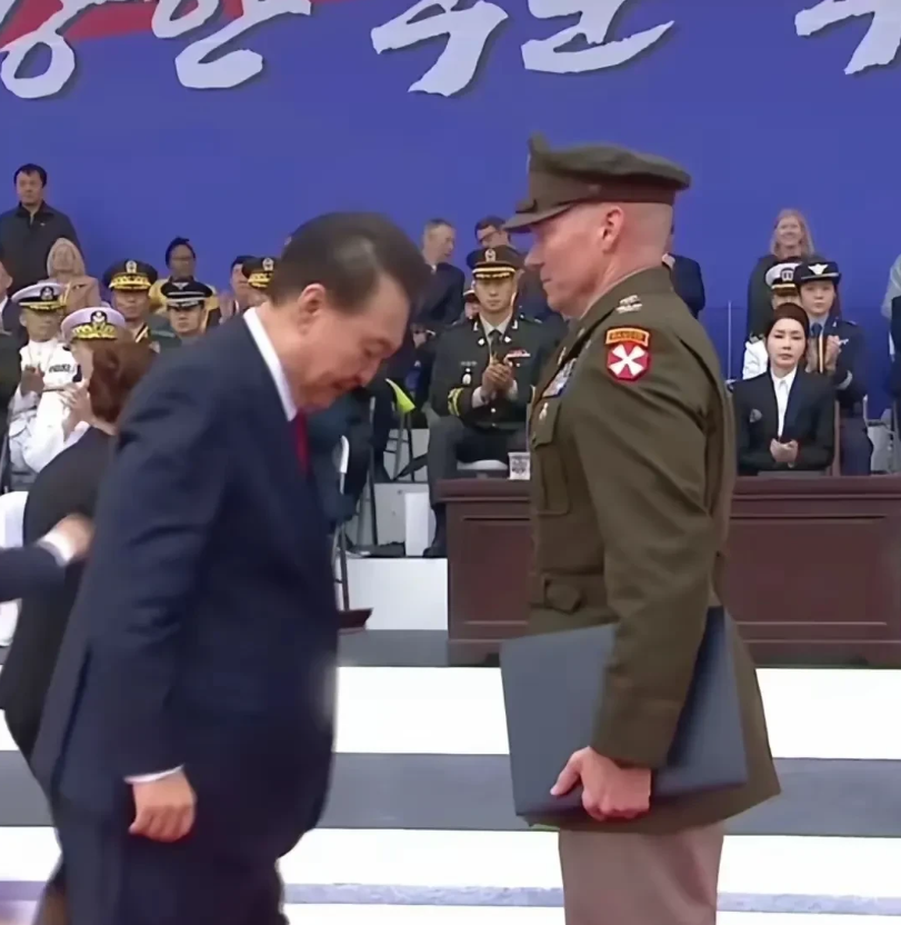 韩国首尔举行了阅兵仪式，展现出了浓厚的校园军训风格。其中有一个镜头却引起了广泛的