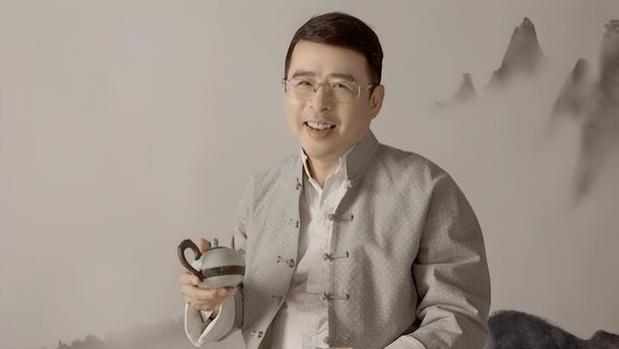他曾是央视名嘴，却在巅峰时让中国人向世界道歉，如今怎样了