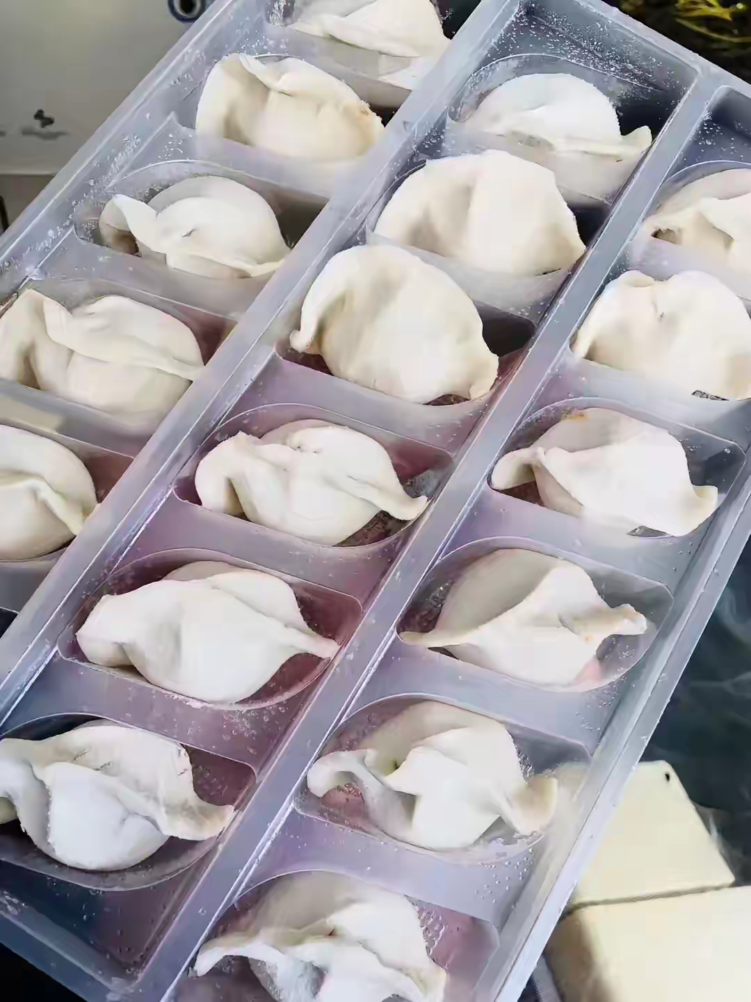 我小区的一个租户小姐姐，专门包饺子在群里卖，生意好的很，后面忙不过来，就让老家的
