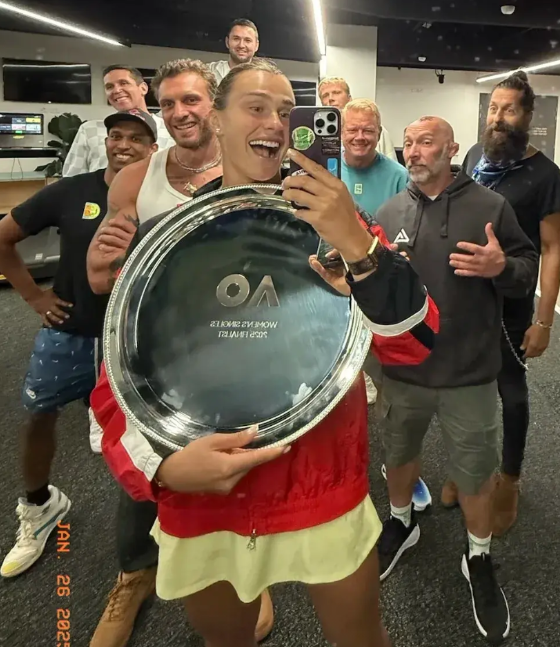 萨巴伦卡输掉三连冠后并没有黑脸，而是笑着给对手最大的祝贺和尊重，虽然自己也摔拍生