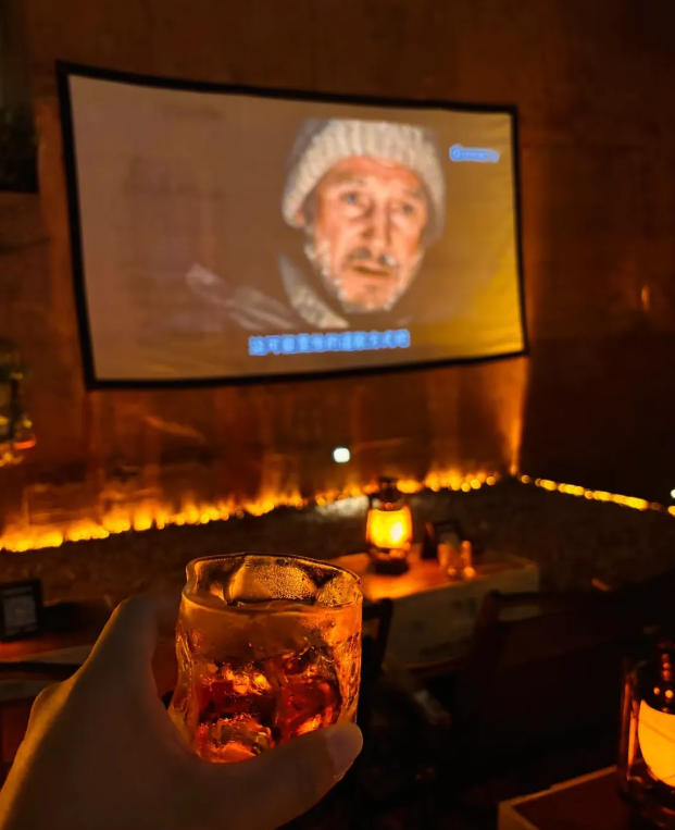 陪伴式私人影院：肢体接触明码标价

1，陪伴式私人影院，将肢体接触明码标价，这是