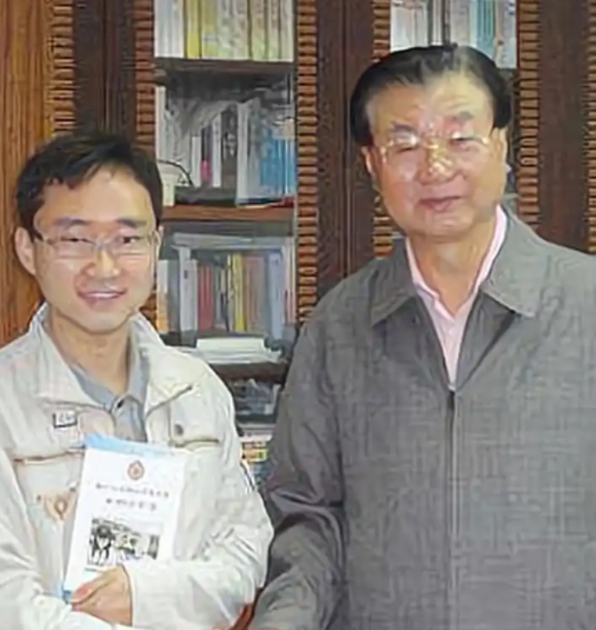 2009年，四川一考生高考作文字迹无人能看懂，请来专家辨认，发现内容也离题千里，